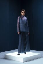 Camisa de organza de seda com gola japonesa e mangas longas. Acompanha segunda pele em acetato para conforto e acabamento sofisticado.