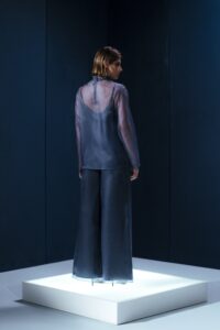 Camisa de organza de seda com gola japonesa e mangas longas. Acompanha segunda pele em acetato para conforto e acabamento sofisticado.