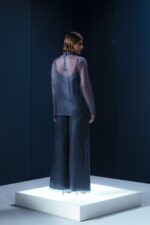 Camisa de organza de seda com gola japonesa e mangas longas. Acompanha segunda pele em acetato para conforto e acabamento sofisticado.