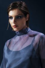 Camisa de organza de seda com gola japonesa e mangas longas. Acompanha segunda pele em acetato para conforto e acabamento sofisticado.