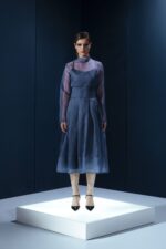 Camisa de organza de seda com gola japonesa e mangas longas. Acompanha segunda pele em acetato para conforto e acabamento sofisticado.