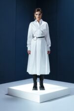 Saia midi de tricoline com cinto de couro destacável. Cintura alta, pregas estruturadas e toque leve. Elegância prática para o dia a dia.
