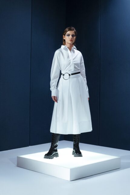 Saia midi de tricoline com cinto de couro destacável. Cintura alta, pregas estruturadas e toque leve. Elegância prática para o dia a dia.