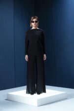 Calça preta em jersey com cós elástico e amarração. Elegância casual com toque macio e caimento impecável para o dia a dia sofisticado.