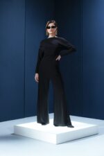 Calça preta em jersey com cós elástico e amarração. Elegância casual com toque macio e caimento impecável para o dia a dia sofisticado.