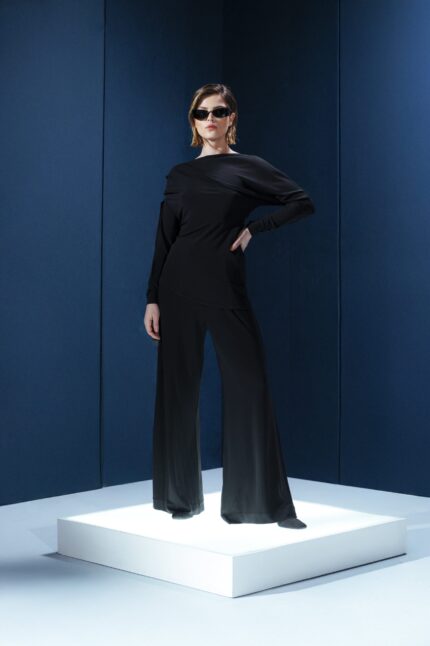 Calça preta em jersey com cós elástico e amarração. Elegância casual com toque macio e caimento impecável para o dia a dia sofisticado.