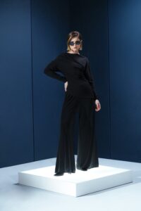 Calça preta em jersey com cós elástico e amarração. Elegância casual com toque macio e caimento impecável para o dia a dia sofisticado.