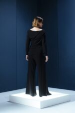 Calça preta em jersey com cós elástico e amarração. Elegância casual com toque macio e caimento impecável para o dia a dia sofisticado.