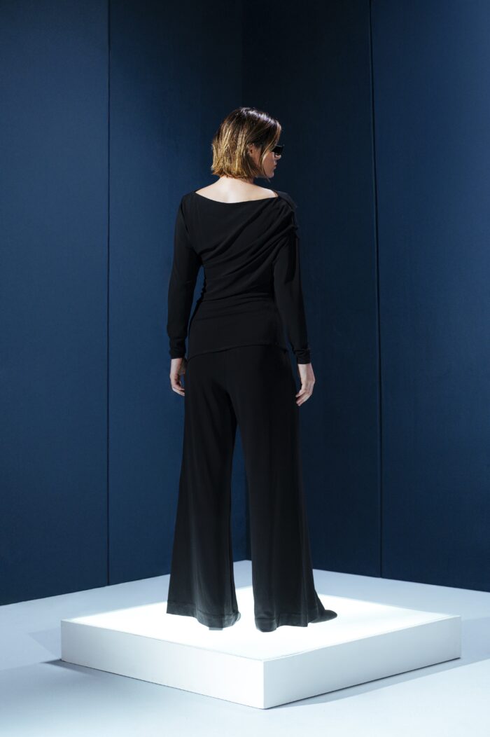 Calça preta em jersey com cós elástico e amarração. Elegância casual com toque macio e caimento impecável para o dia a dia sofisticado.