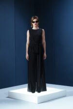 Blusa sem mangas em jersey preto com amarração na cintura. Sofisticação fluida com toque macio e caimento impecável