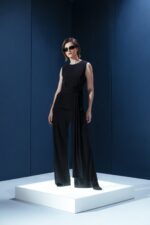 Blusa sem mangas em jersey preto com amarração na cintura. Sofisticação fluida com toque macio e caimento impecável