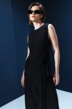 Blusa sem mangas em jersey preto com amarração na cintura. Sofisticação fluida com toque macio e caimento impecável