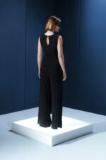 Blusa sem mangas em jersey preto com amarração na cintura. Sofisticação fluida com toque macio e caimento impecável