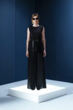 Blusa em jersey preto com ombreiras embutidas. Estrutura leve e caimento impecável para um visual refinado e contemporâneo.