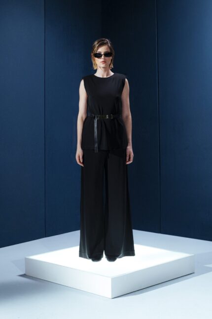 Blusa em jersey preto com ombreiras embutidas. Estrutura leve e caimento impecável para um visual refinado e contemporâneo.