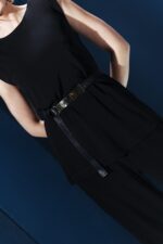 Blusa em jersey preto com ombreiras embutidas. Estrutura leve e caimento impecável para um visual refinado e contemporâneo.