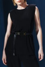 Blusa em jersey preto com ombreiras embutidas. Estrutura leve e caimento impecável para um visual refinado e contemporâneo.