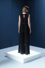 Blusa em jersey preto com ombreiras embutidas. Estrutura leve e caimento impecável para um visual refinado e contemporâneo.