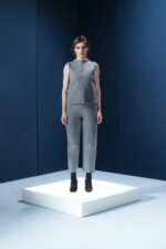 Elegância sem esforço: blusa em malha Infinity com modelagem reta e acabamento refinado. Para mulheres que escolhem com critério.