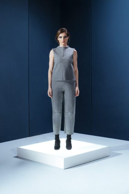 Elegância sem esforço: blusa em malha Infinity com modelagem reta e acabamento refinado. Para mulheres que escolhem com critério.