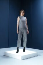 Elegância sem esforço: blusa em malha Infinity com modelagem reta e acabamento refinado. Para mulheres que escolhem com critério.