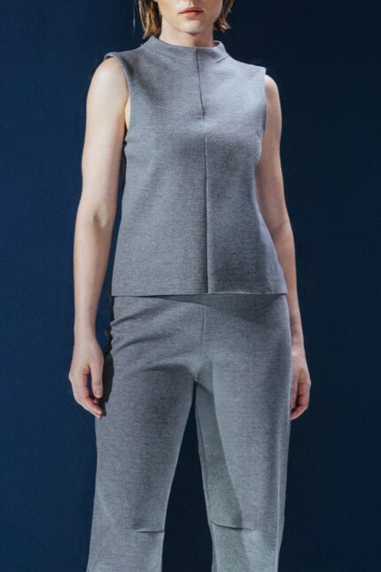 Elegância sem esforço: blusa em malha Infinity com modelagem reta e acabamento refinado. Para mulheres que escolhem com critério.