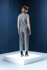 Elegância sem esforço: blusa em malha Infinity com modelagem reta e acabamento refinado. Para mulheres que escolhem com critério.