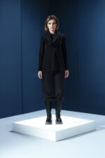 Blusa preta em jersey com gola alta fluida. Caimento elegante, conforto absoluto e visual sofisticado para mulheres que escolhem com critério.