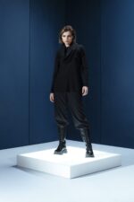 Blusa preta em jersey com gola alta fluida. Caimento elegante, conforto absoluto e visual sofisticado para mulheres que escolhem com critério.