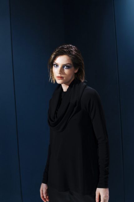 Blusa preta em jersey com gola alta fluida. Caimento elegante, conforto absoluto e visual sofisticado para mulheres que escolhem com critério.