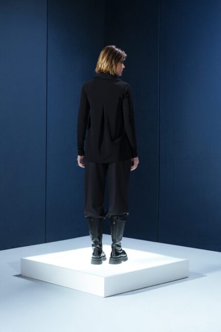 Blusa preta em jersey com gola alta fluida. Caimento elegante, conforto absoluto e visual sofisticado para mulheres que escolhem com critério.