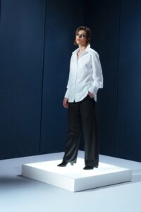 Camisa branca de tricoline com recorte estratégico no cotovelo. Silhueta reta com refinamento contemporâneo e caimento sofisticado.