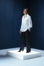 Camisa branca de tricoline com recorte estratégico no cotovelo. Silhueta reta com refinamento contemporâneo e caimento sofisticado.