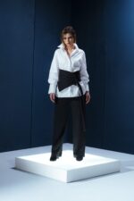 Cinto obi em lã fria com fivelas metálicas. Estrutura e ajuste para silhuetas elegantes. Um toque contemporâneo para composições refinadas.