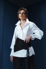 Cinto obi em lã fria com fivelas metálicas. Estrutura e ajuste para silhuetas elegantes. Um toque contemporâneo para composições refinadas.