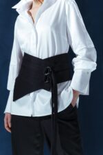 Cinto obi em lã fria com fivelas metálicas. Estrutura e ajuste para silhuetas elegantes. Um toque contemporâneo para composições refinadas.