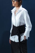 Cinto obi em lã fria com fivelas metálicas. Estrutura e ajuste para silhuetas elegantes. Um toque contemporâneo para composições refinadas.