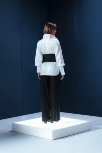Cinto obi em lã fria com fivelas metálicas. Estrutura e ajuste para silhuetas elegantes. Um toque contemporâneo para composições refinadas.