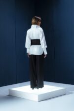 Cinto obi em lã fria com fivelas metálicas. Estrutura e ajuste para silhuetas elegantes. Um toque contemporâneo para composições refinadas.