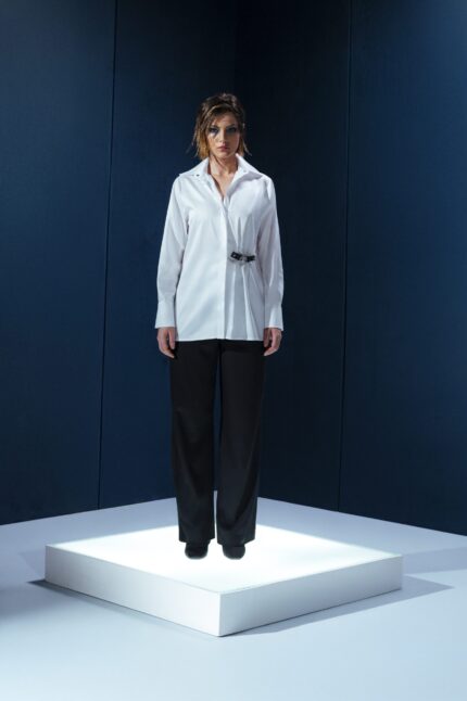 Camisa de tricoline com fivela de couro e metal frontal. Um clássico com toque urbano e atitude contemporânea.