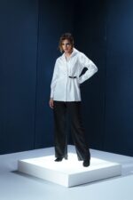 Camisa de tricoline com fivela de couro e metal frontal. Um clássico com toque urbano e atitude contemporânea.