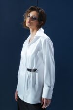 Camisa de tricoline com fivela de couro e metal frontal. Um clássico com toque urbano e atitude contemporânea.