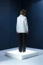 Camisa de tricoline com fivela de couro e metal frontal. Um clássico com toque urbano e atitude contemporânea.