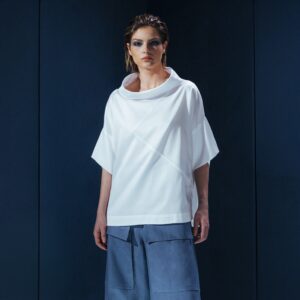 Camisa de tricoline com gola ampla e recortes diagonais. Uma peça contemporânea com inspiração arquitetônica e caimento estruturado.
