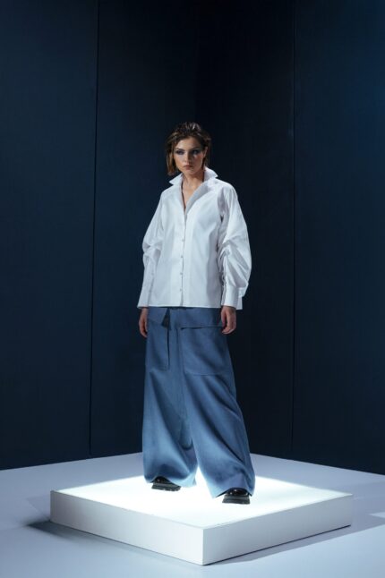 Camisa em tricoline branca com mangas volumosas e punhos largos. Estrutura e leveza em equilíbrio para um visual elegante e marcante.