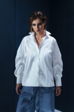 Camisa em tricoline branca com mangas volumosas e punhos largos. Estrutura e leveza em equilíbrio para um visual elegante e marcante.