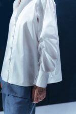 Camisa em tricoline branca com mangas volumosas e punhos largos. Estrutura e leveza em equilíbrio para um visual elegante e marcante.