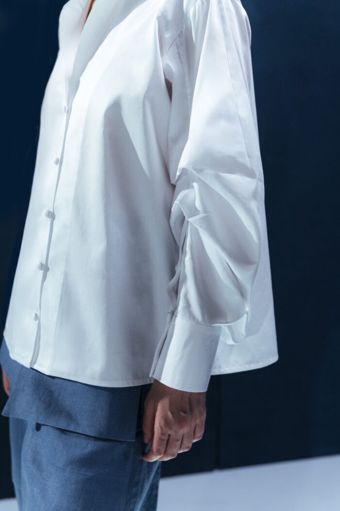 Camisa em tricoline branca com mangas volumosas e punhos largos. Estrutura e leveza em equilíbrio para um visual elegante e marcante.