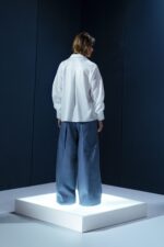 Camisa em tricoline branca com mangas volumosas e punhos largos. Estrutura e leveza em equilíbrio para um visual elegante e marcante.