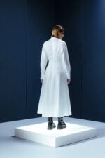 Vestido longo de tricoline com mangas compridas e modelagem acinturada. Sofisticação atemporal com toque contemporâneo.